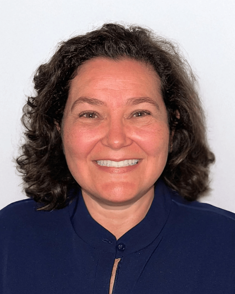 headshot of dr gisely mendes at grace dental care in everton park